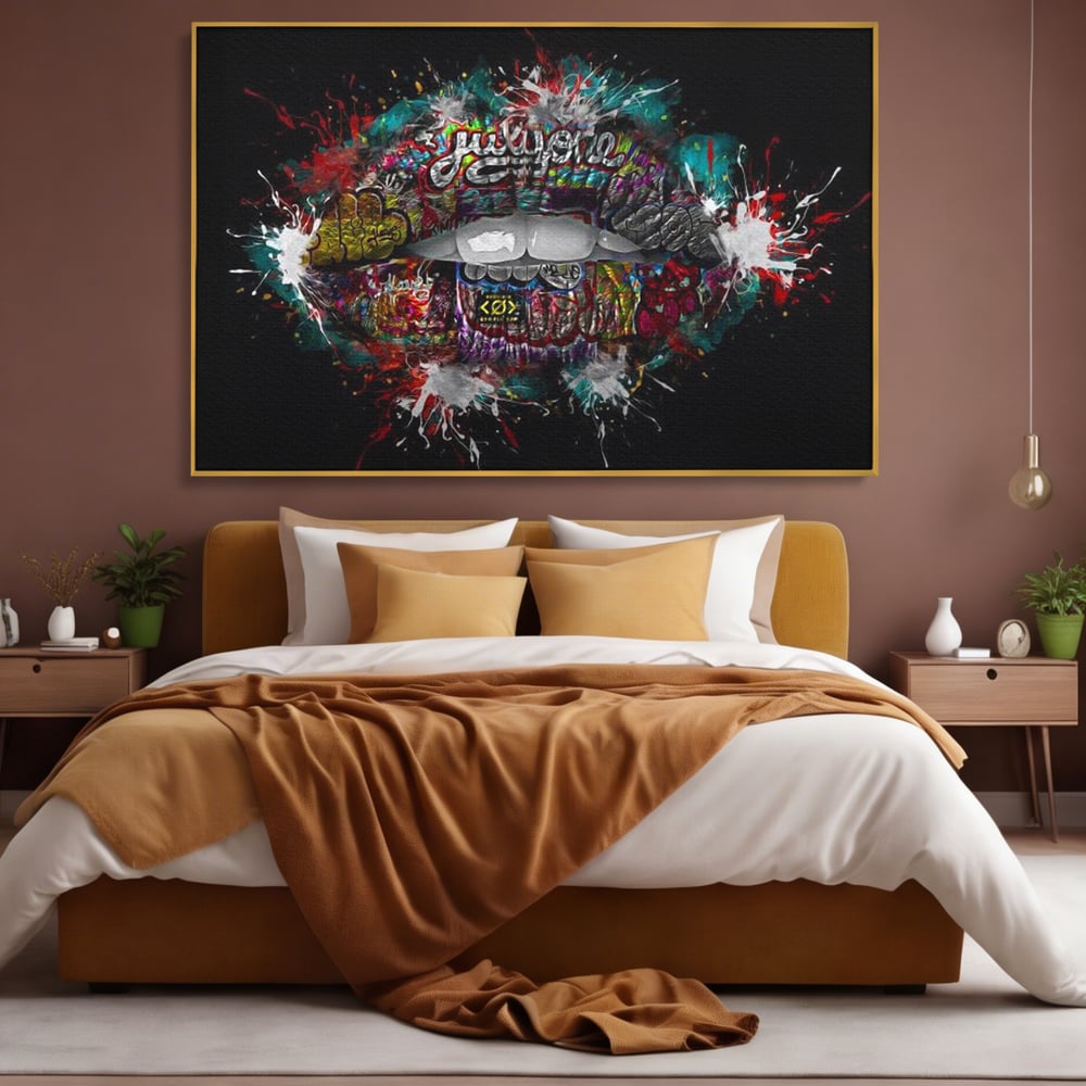 Tablou canvas cu tablou canvas cu buze grafitti, in rama de aluminiu auriu, pe perete intr-un dormitor